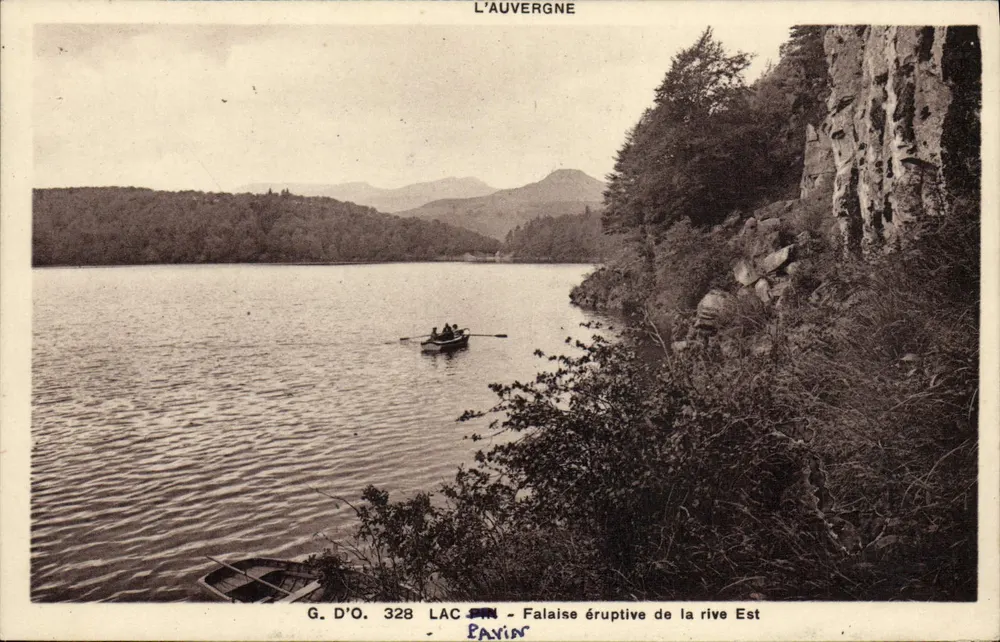 A Auvergne — Lago de Auvergne, falésia eruptiva da margem Leste — G. D'O. n°328, editor Payin - Frente