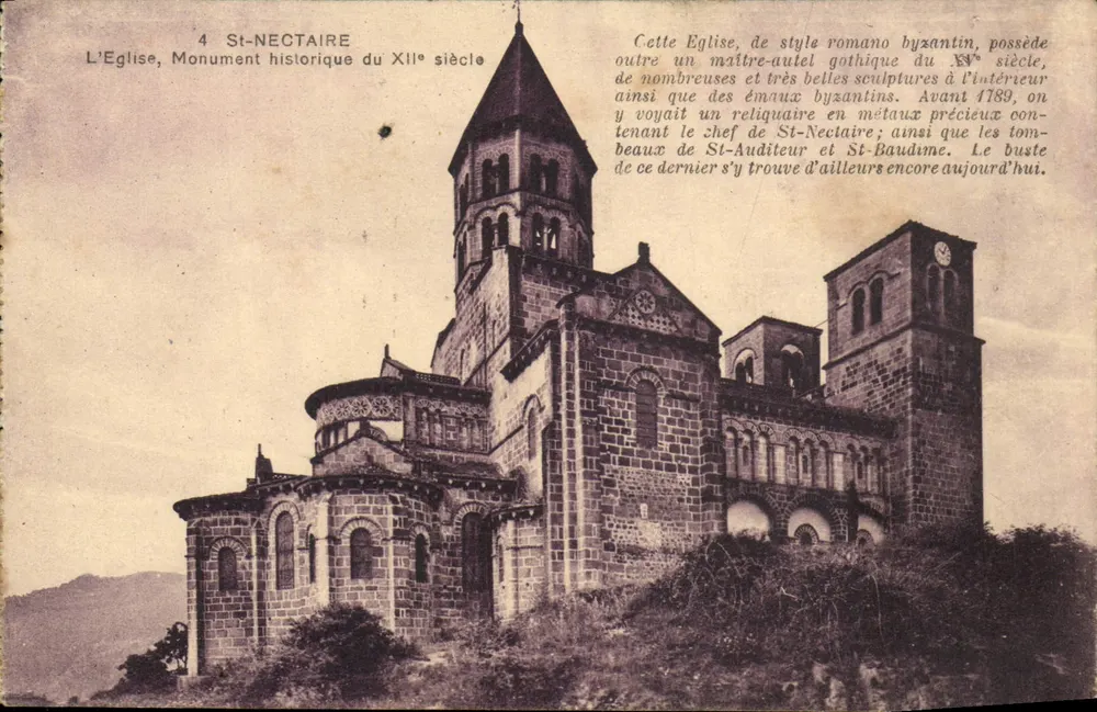 St-Nectaire — A Igreja, Monumento Histórico do Século XII — Foto Girard - Frente