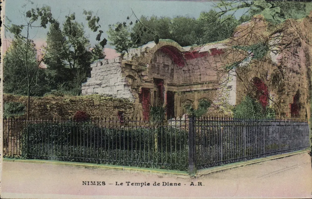 Nîmes — O Templo de Diana — A.R. - Frente