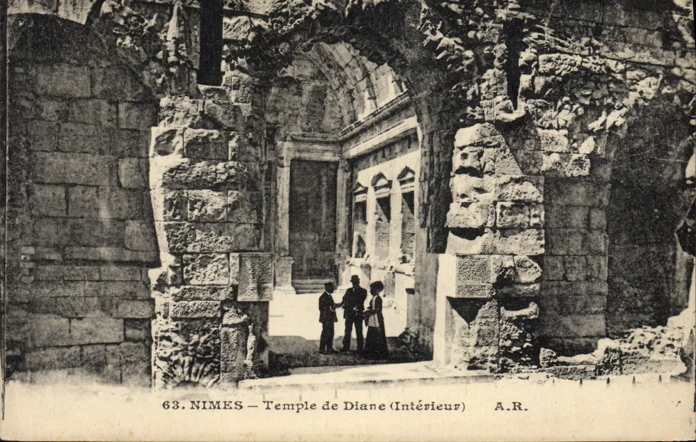 Nîmes — Templo de Diana (Interior) — A.R. n°63 - Frente