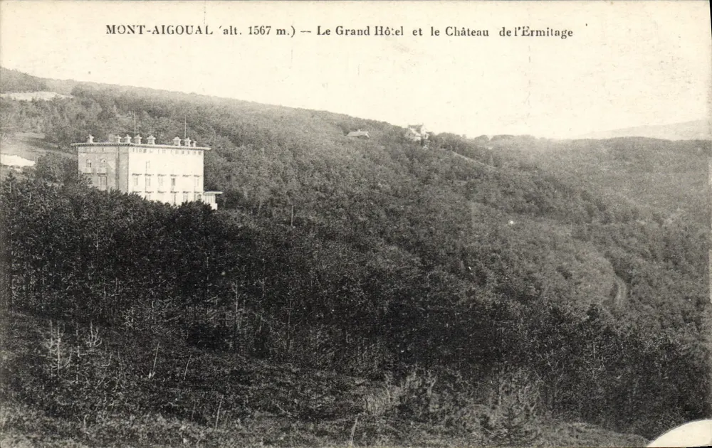 Mont-Aigoual (Höhe 1567 m.) — Das Grand Hotel und das Schloss l'Érmitage - Vorderseite