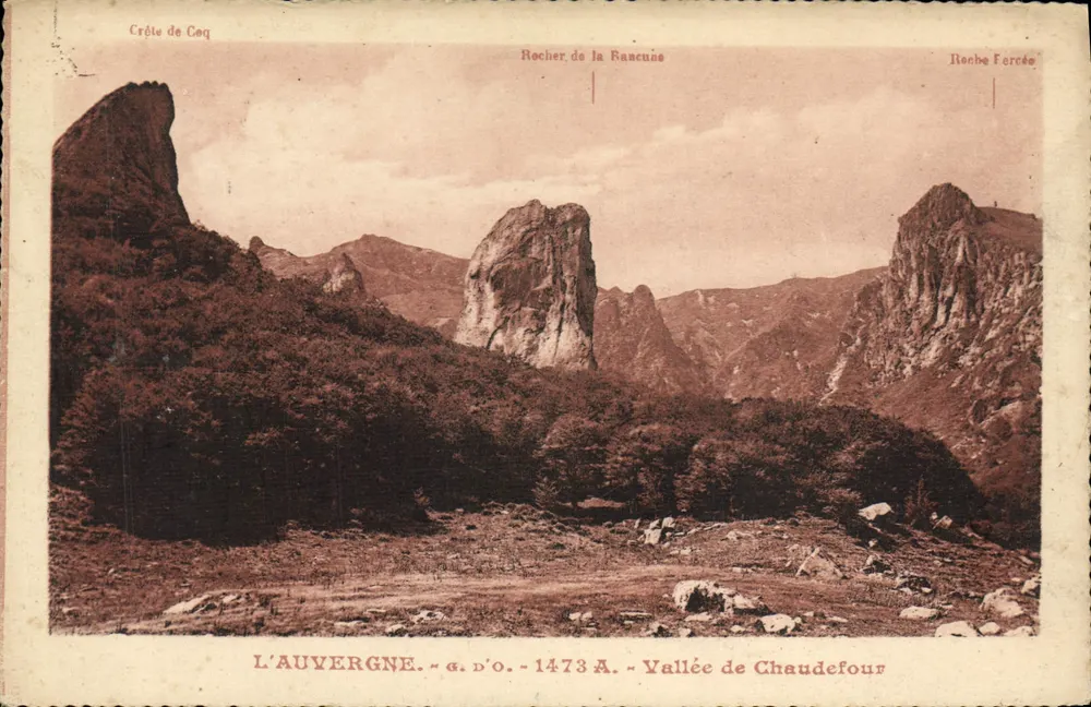 A Auvergne — Crête de Coq, Rocher de la Rancune, Vallée de Chaudefourn — J. Gouttienges, Billeriques - Frente