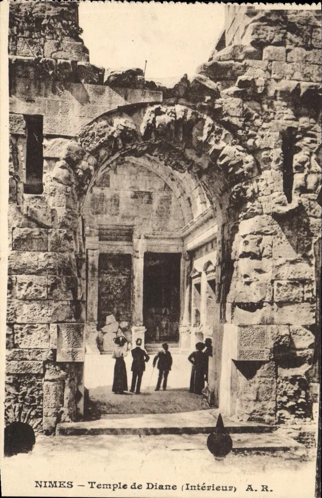 Nîmes — Templo de Diana (Interior) — A. R. - Frente