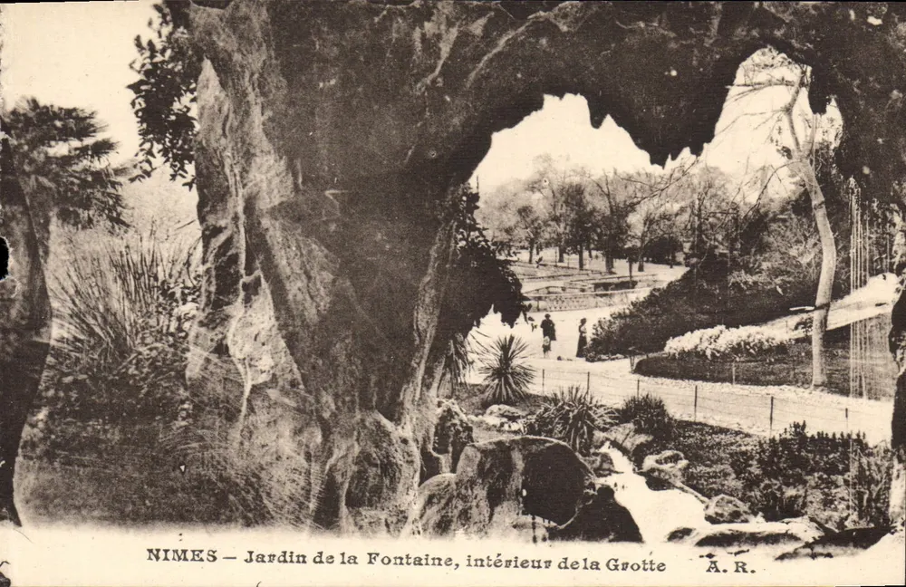 Nîmes — Garten der Fontaine, Innenraum der Höhle — A.R. - Vorderseite