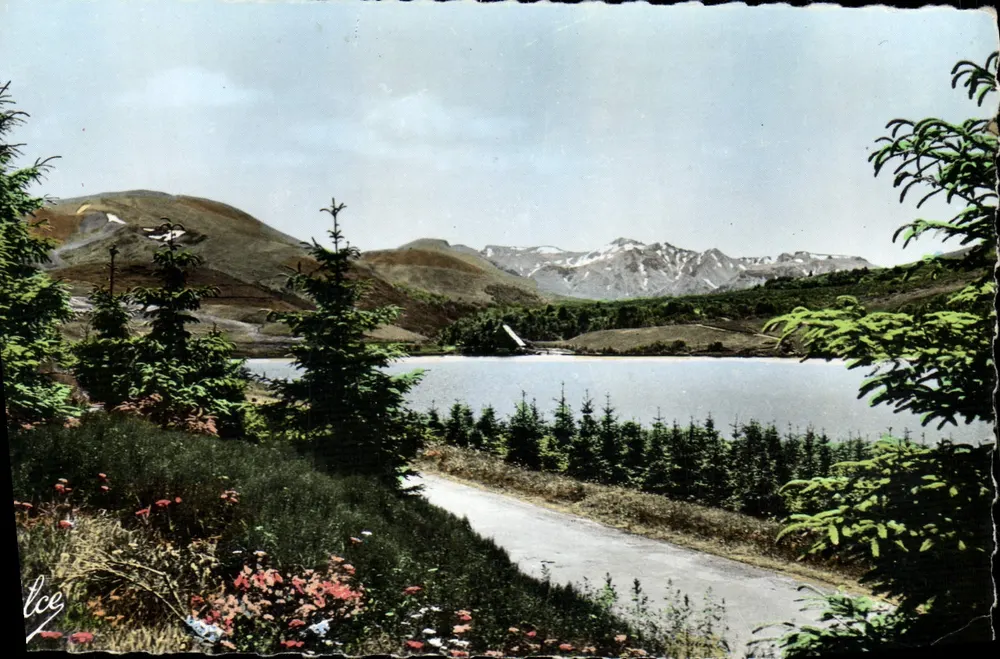 O Lago Guéry — 1235 m — no fundo, o Massif do Sancy — L. Chatagneau, Bordeaux - Frente