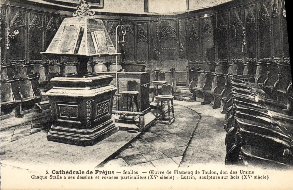 Dom von Fréjus — Bänke — Werk von Flameng aus Toulon, Geschenk der Ursins (15. Jahrhundert) - Lutrin, Holzschnitzerei (15. Jahrhundert) - Vorderseite