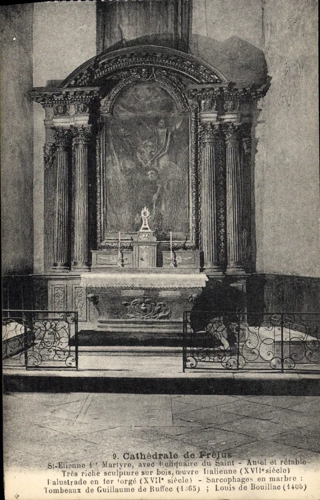 Kathedrale von Fréjus — Innenraum mit Altar und Grabstätten - Vorderseite