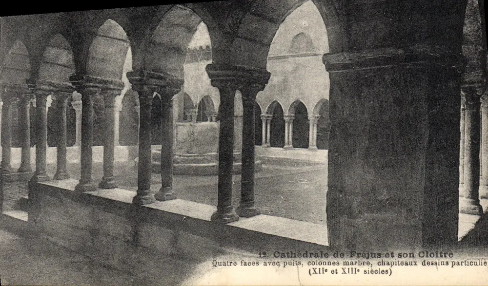 Kathedrale von Fréjus und ihr Cloister — Vier Seiten mit Brunnen, Marmor-Säulen, besondere Kapitelle (12. und 13. Jahrhundert) - Vorderseite