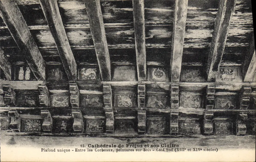 Kathedrale von Fréjus und ihr Cloister — Einzigartige Decke zwischen den Konsolen, Holzmalereien — Südseite (13. und 14. Jahrhundert) - Vorderseite