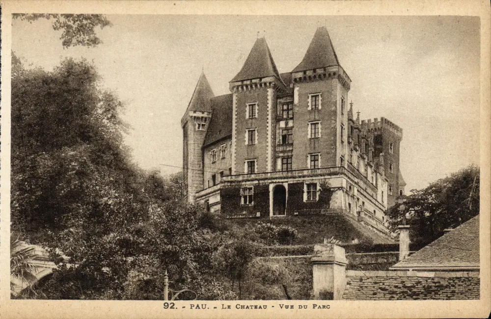 Pau - O Castelo - Vista do Parque — série 92, editor Labouche Frères Toulouse - Frente