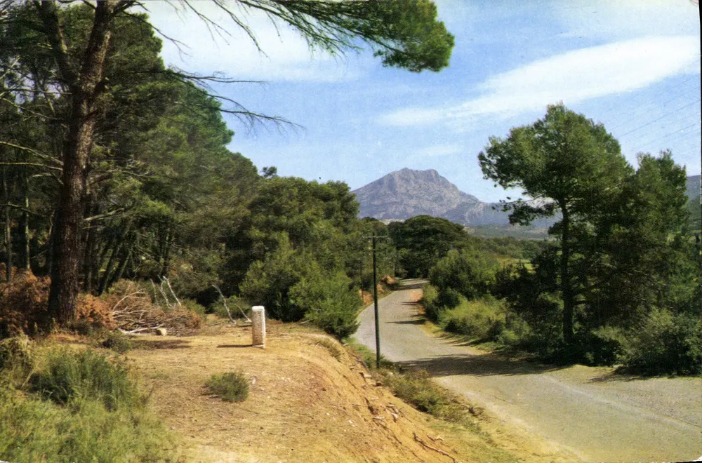 Omgeving van Aix-en-Provence — Weg naar Tholonet — Steen met aanduiding van het punt waar Cézanne het landschap van Sainte-Victoire schilderde - Voorkant