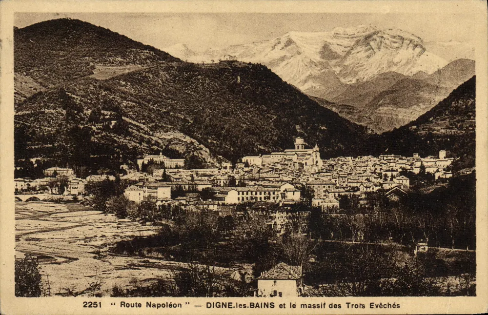 Digne-les-Bains und das Massiv der Trois Évêchés — Napoleonstraße — unbekannter Verlag, n° 2251 - Vorderseite