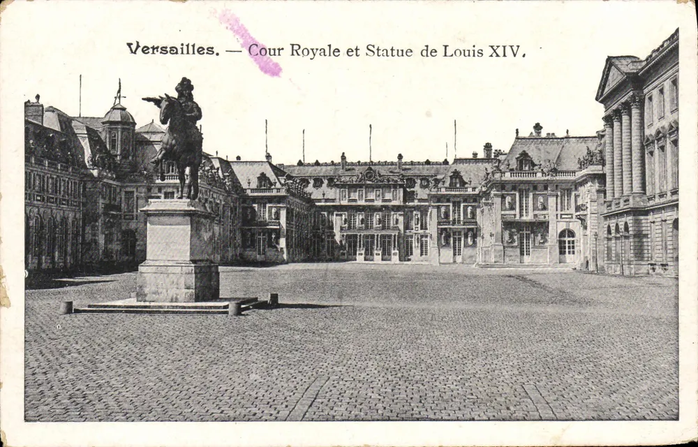 Versailles — Cour Royale et Statue de Louis XIV. — Éditeur : imprimeur non visible sur la carte - Recto