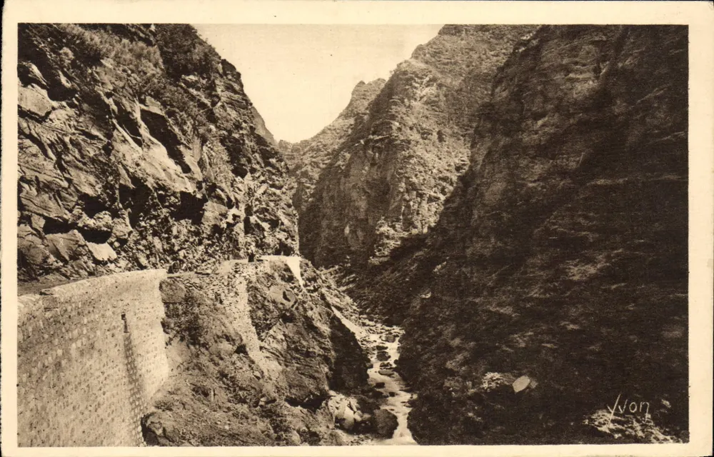 Gorges do Cians — vista do cânion com trilha e rio — Yvon - Frente