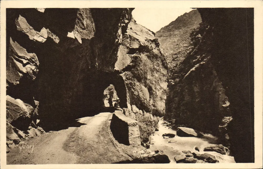 Gorges do Cians — vista do cânion com trilha e curso d'água — Éditions d'Art Yvon, Paris - Frente