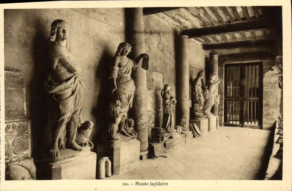 Musée lapidaire — Salle de statues — A. Tomasi, Éditeur d'Art, Ajaccio (Corse) - Frente