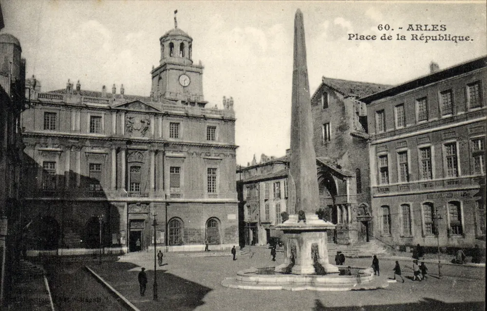 Arles - Praça da República — Obelisco e prefeitura — Edição L. Dances, Arles, n°60 - Frente