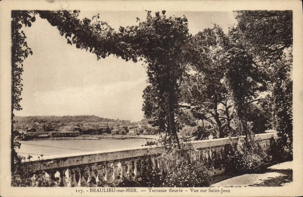 Beaulieu-sur-Mer — Blühende Terrasse — Ansicht auf Saint-Jean - Vorderseite