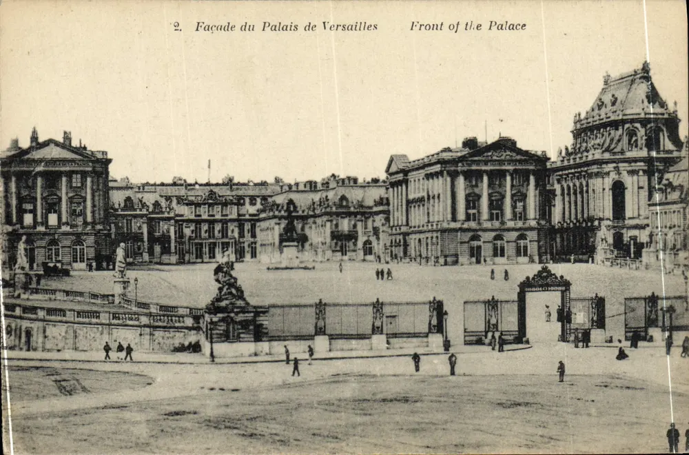 Fachada do Palácio de Versailles — vista do pátio e das estátuas — Impr. EDIA Versailles - Frente