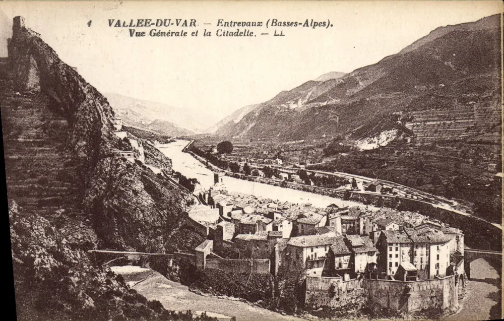 Vallee-du-Var — Entrevaux (Basses-Alpes). Allgemeine Ansicht und die Zitadelle — LL - Vorderseite