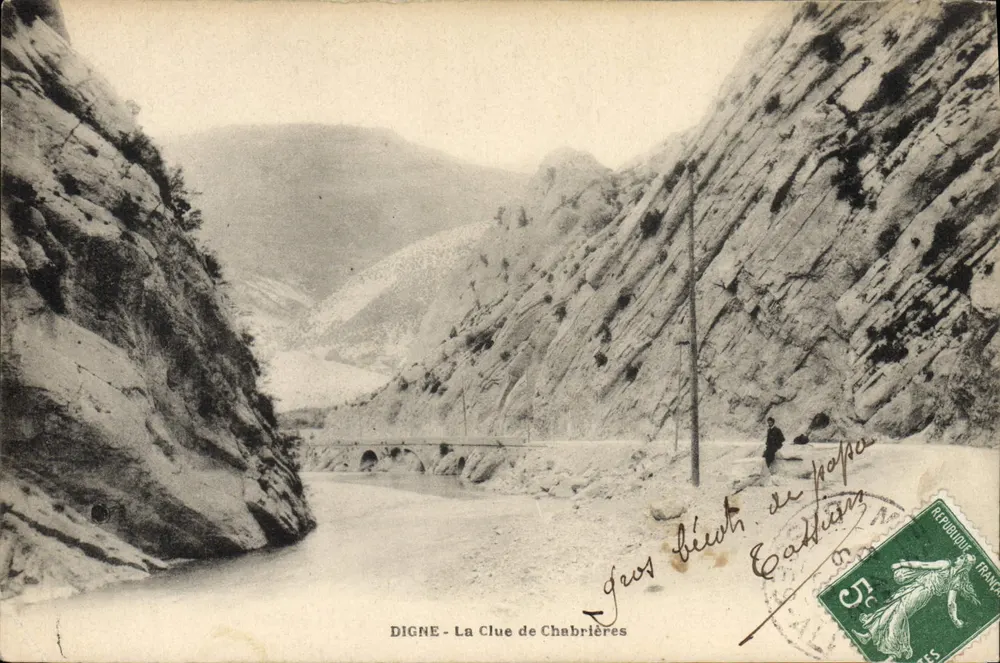 Digne - A Clue de Chabrières — vista do cânion com um ponte e um pedestre — editor Cattiaux, n° 13 - Frente