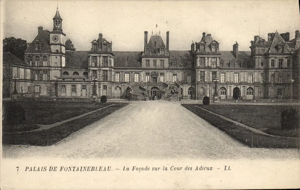Palast von Fontainebleau — Die Fassade zum Cour des Adicux — I.L. - Vorderseite