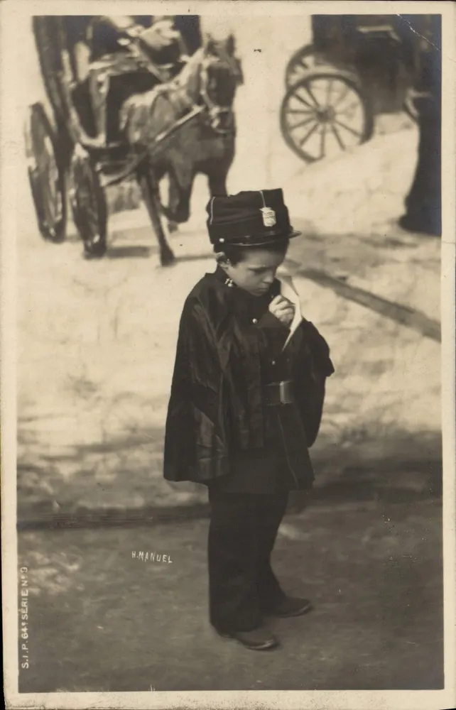 Enfant en uniforme de policier — H. Manuel, S.I.P. Série N°9 - Recto