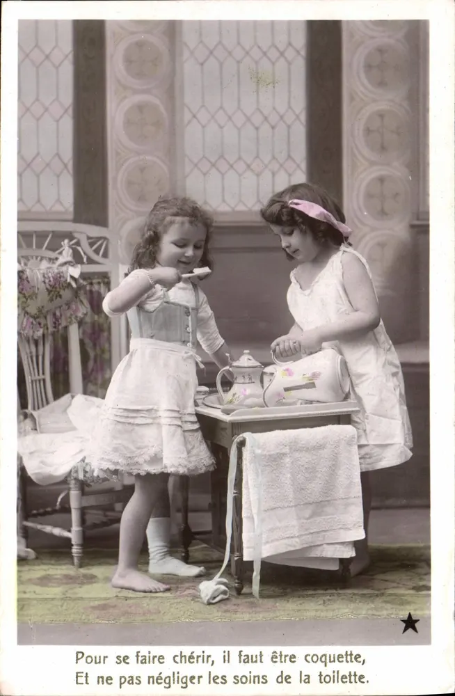 Deux jeunes filles jouant à la toilette — VBC Série N. 3394 — Éditeur ETOILE, Paris - Recto