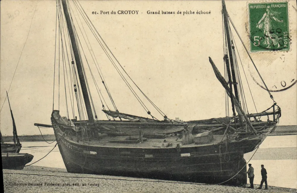 Port du Crotoy — Grand bateau de pêche échoué — Collection Fernand Poidevin, phot. édit. au Crotoy - Recto