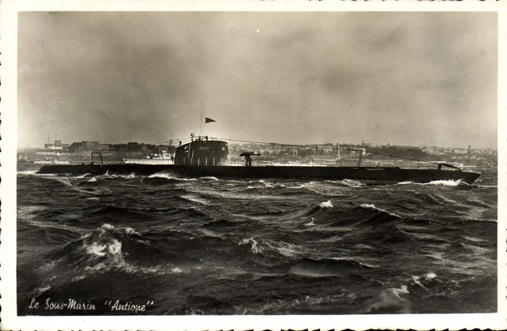 O Submarino "Antione" — fotografia em preto e branco — número de série não visível - Frente