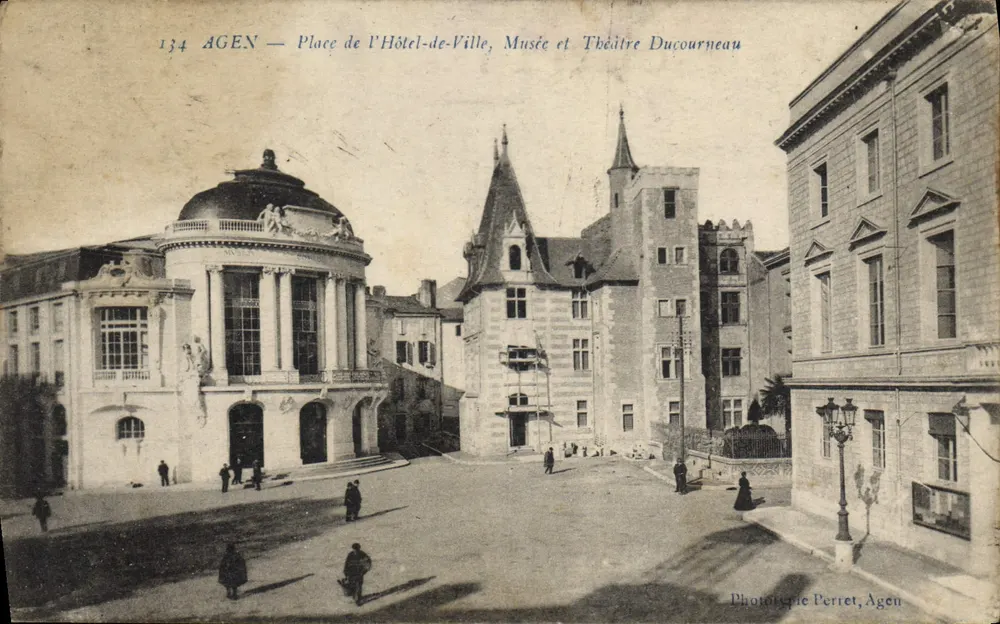 AGEN — Place de l'Hôtel-de-Ville, Museum und Theater Duçourneau — Phototypie Perret, Agen - Vorderseite