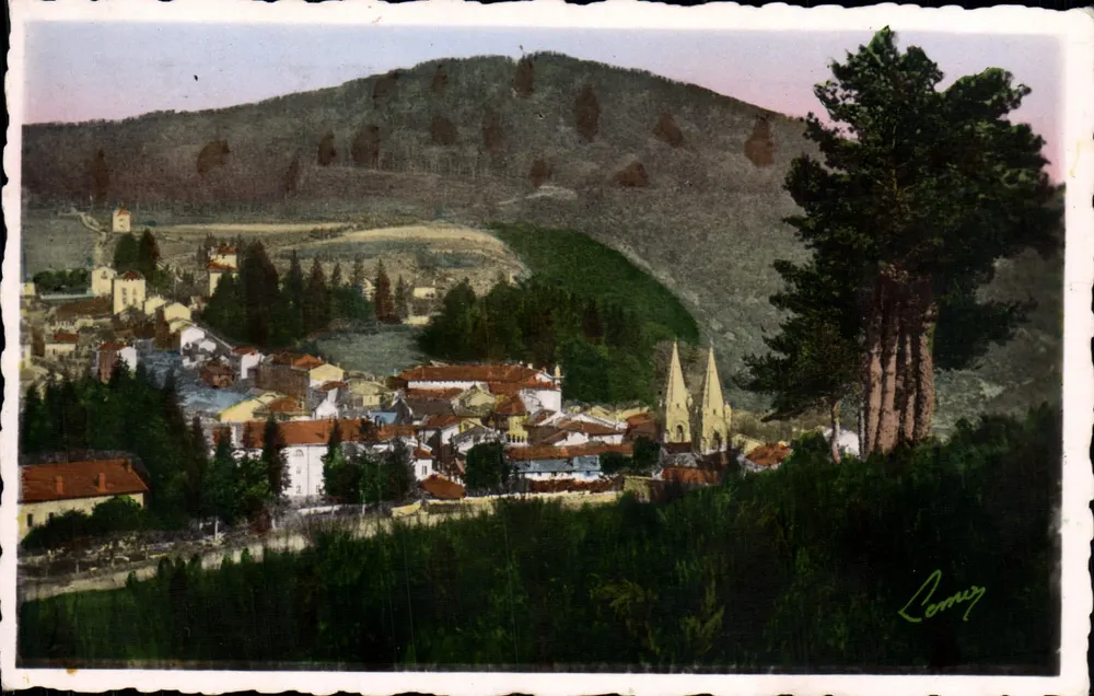 La Louvesc (Ardèche) — Panoramablick mit dem Mont Chaix (1231 m) und der Stadt — Verlag Lomiz, n° 10922 - Vorderseite