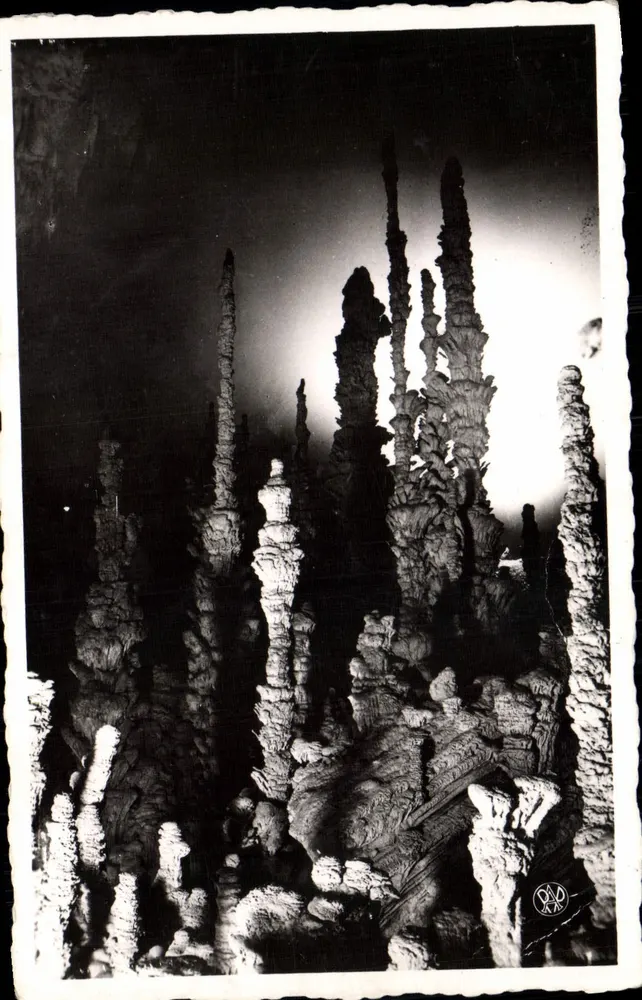 Aven d'Orgnac — Lichtspiel auf einem Stalagmitengruppe — Photo Albert Perren (Gervil) - Vorderseite