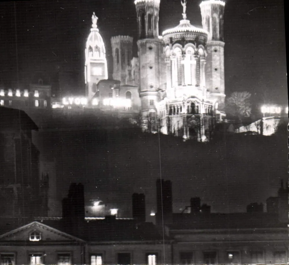 Nossa Senhora de Fourvière em Lyon — vista noturna iluminada — editor desconhecido - Frente