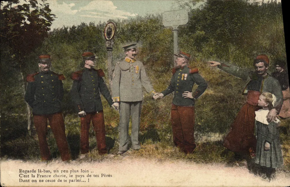 Soldaten und Zivilisten nahe einem Schild — Phototypie Ficq & Naucy - Vorderseite