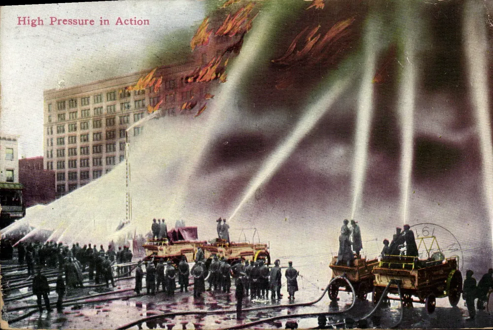 Incêndio — bombeiros em ação — Success Postal Card Co., New York, n° 1075 - Frente
