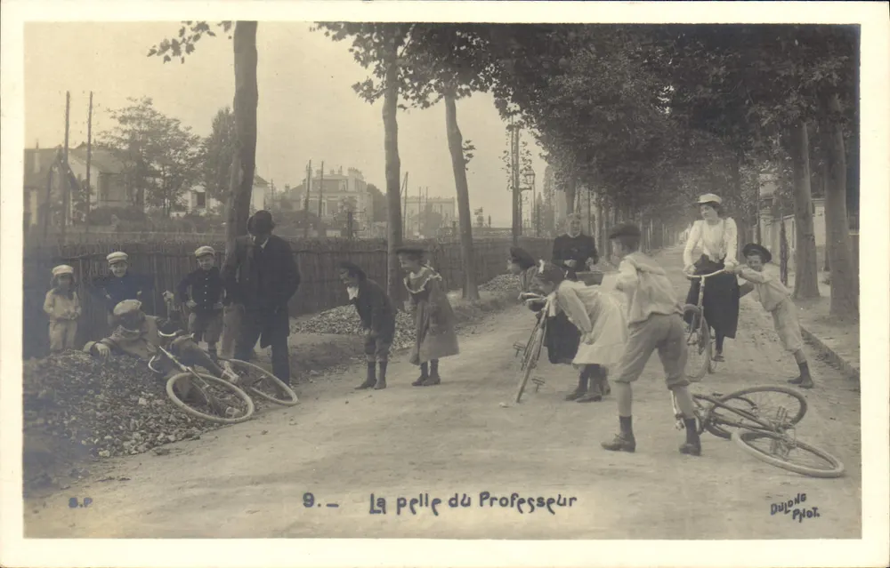 Die Haut des Professors — Straßenszene mit Kindern und Fahrrädern — Dujon & Pilon, n°9 - Vorderseite