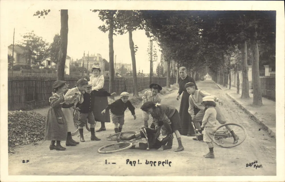 Kinder, die mit einer Schaufel und einem Fahrrad spielen — Dujong Phot. - Vorderseite