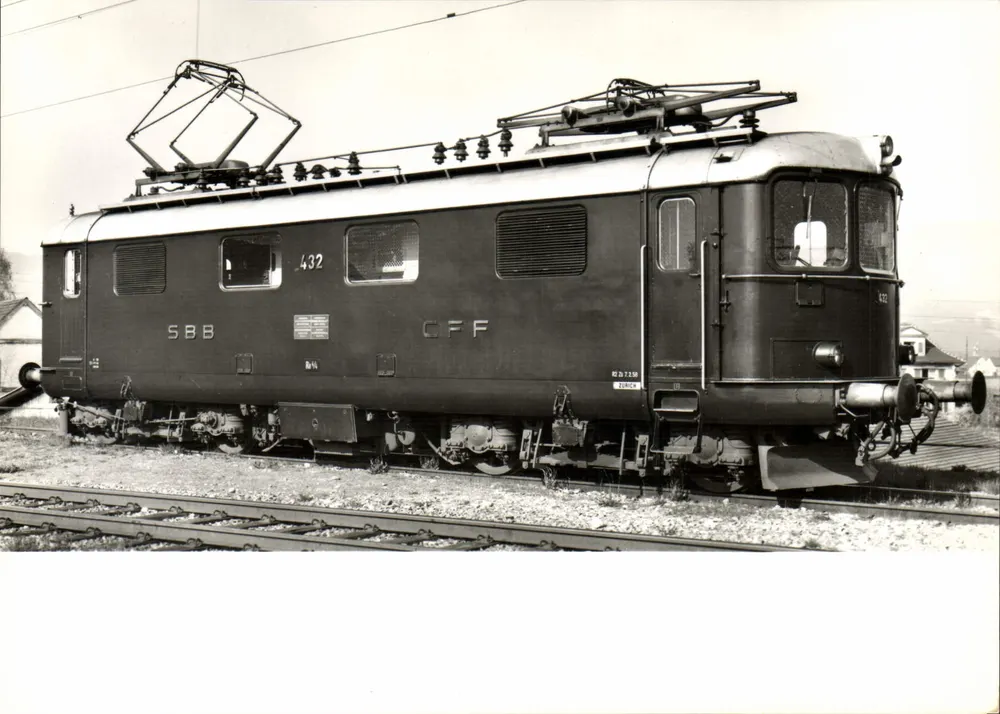 Elektrische Lokomotive SBB CFF 432 — Serie Re 4/4 427-450 — Fotodienst SBB - Vorderseite