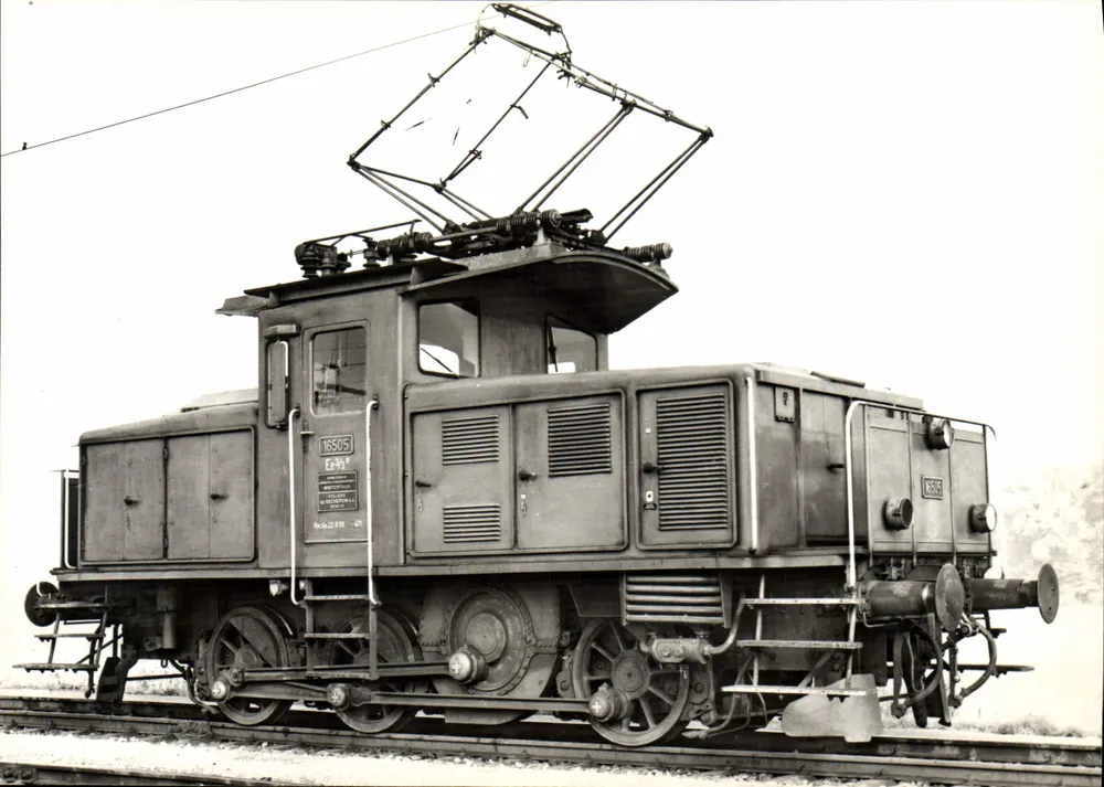 Elektrische Zweipol-Lokomotive — Modell Ee 3/3 16501-06 - Vorderseite