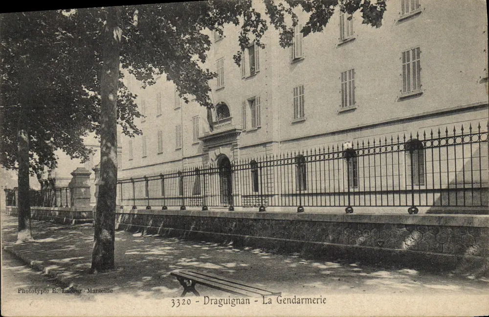 Draguignan - A Gendarmeria — Fototipia E. Labour, Marselha, n° 3320 - Frente