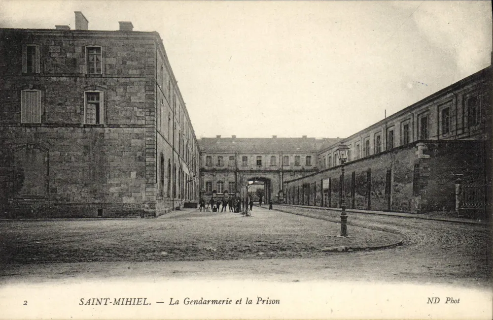 Saint-Mihiel — La Gendarmerie et la Prison — ND Phot - Recto