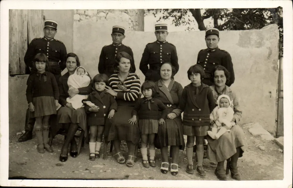 Familie mit Soldaten — Familiengruppe vor einer Wand — n°11 - Vorderseite