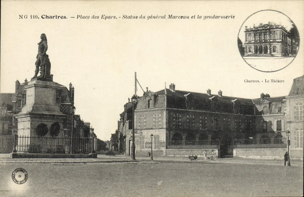Chartres — Place des Epars — Statue des Generals Marceau und die Gendarmerie - Vorderseite