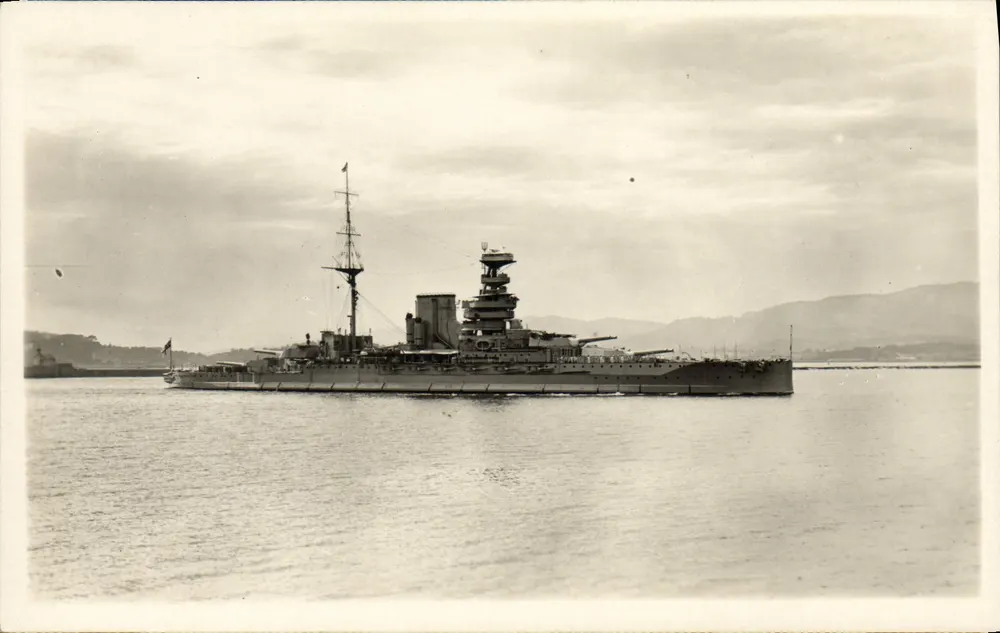 Navio de guerra — porto — n° A - Frente