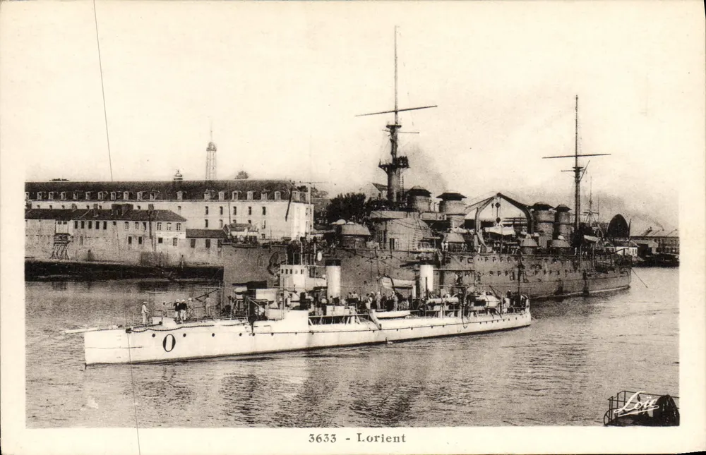 Navio militar em Lorient — editor Lott, n° 3633 - Frente