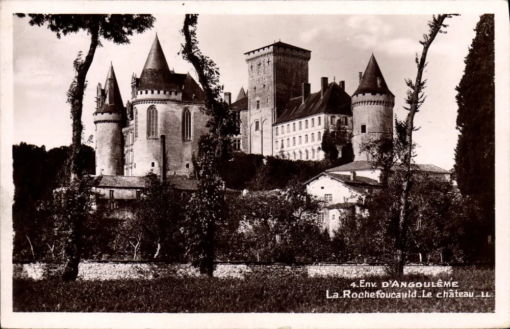 La Rochefoucauld — Het kasteel — Lévy et Neurduin Réunion, Parijs, Imp. Latellier - Voorkant