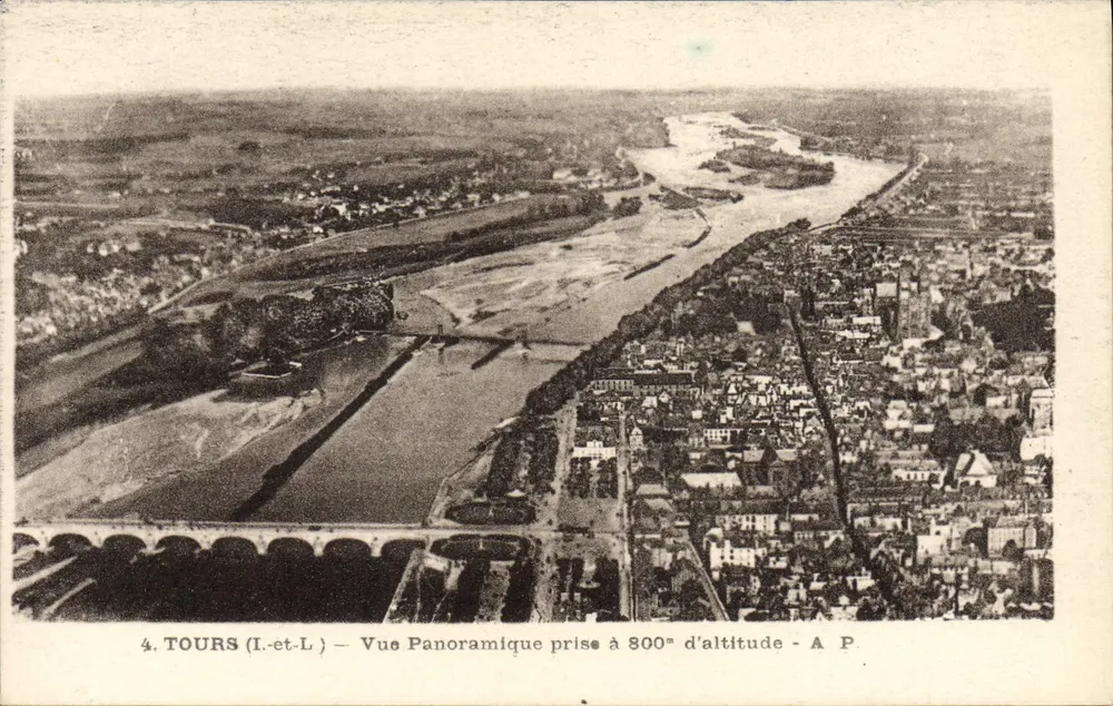 Tours (Loire-et-Loire) — Panoramablick aus 800 m Höhe — A. P. - Vorderseite