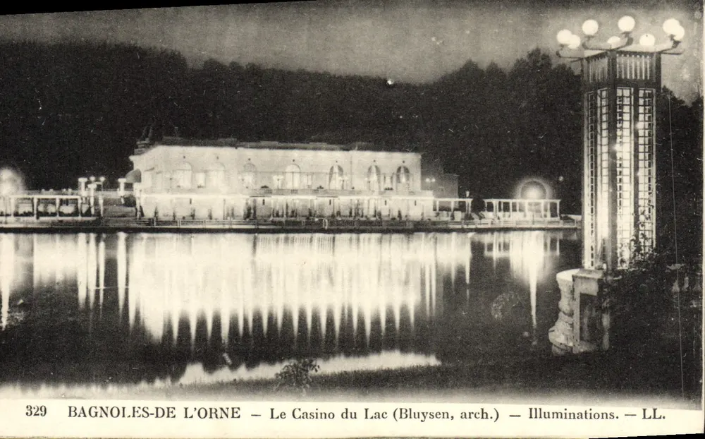 Bagnolles-de-l'Orne — Das Casino am See (Bluysen, Arch.) — Beleuchtung — LL. - Vorderseite