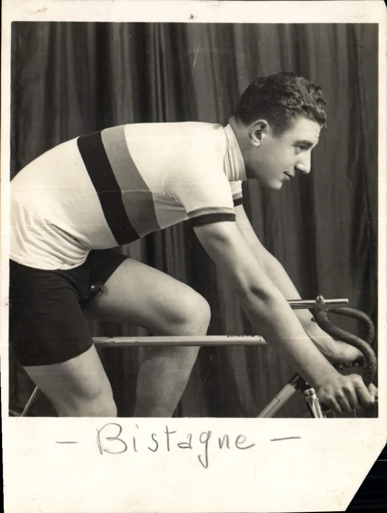 Cycliste sur vélo — scène de studio — éditeur non visible - Frente